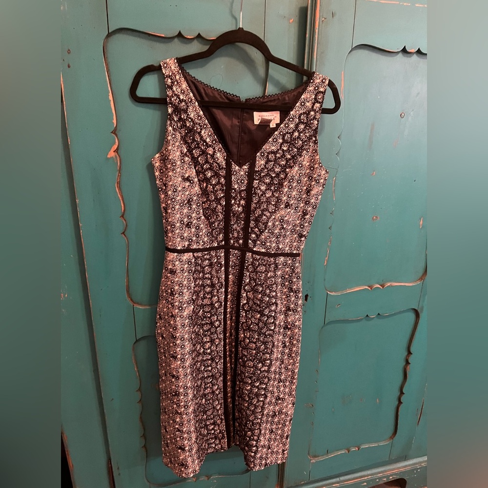 ADRIANNA PAPELL BLACK & WHITE DRESS WITH LACE DETAIL - SIZE 4